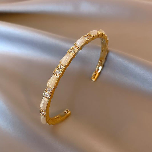 Brazalete dorado  con piedras