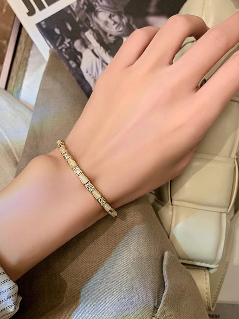 Brazalete dorado  con piedras